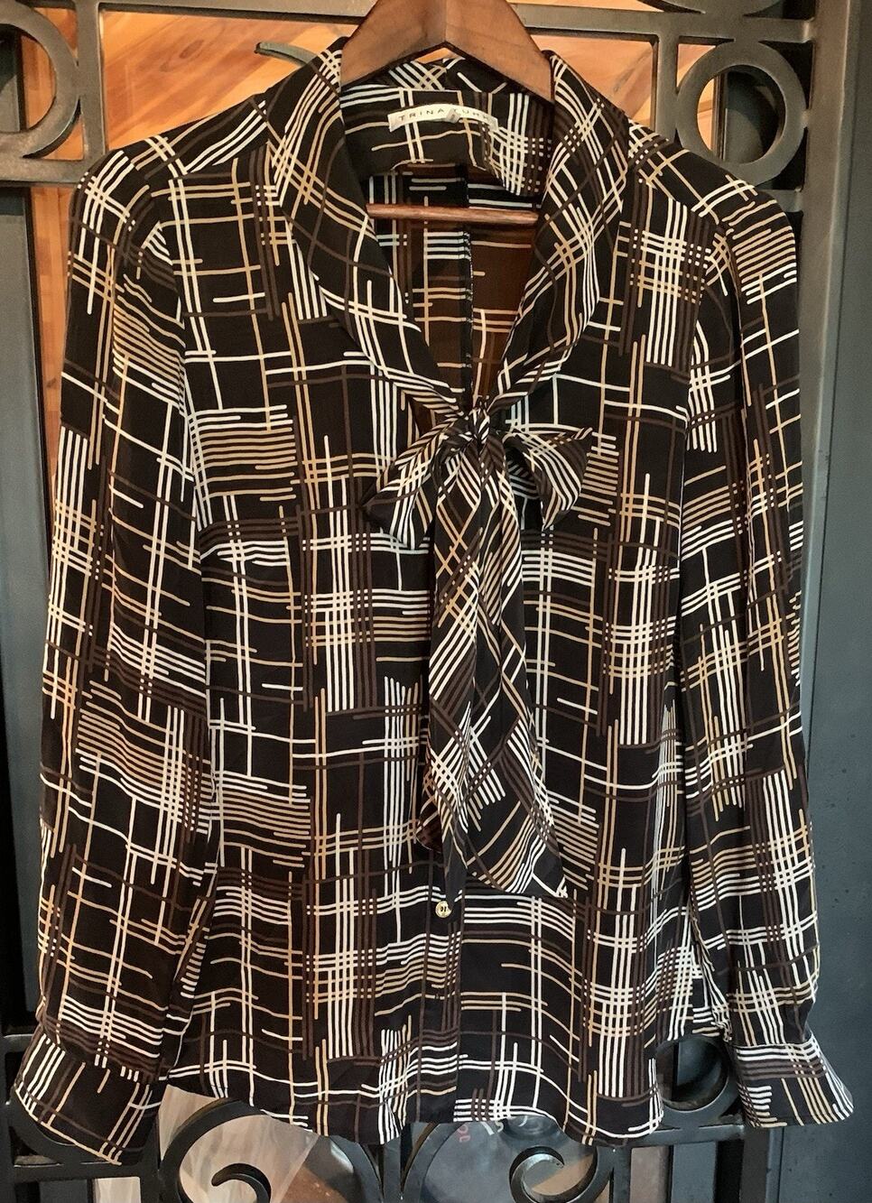 Trina Turk Dame 100% Silk Tie-Bow Blouse Size 8 Gold Logo Buttons Geometric